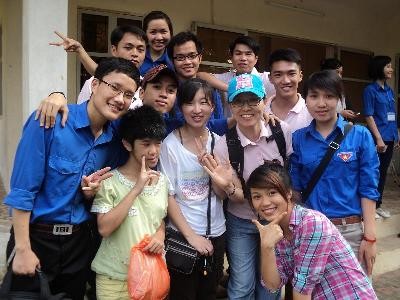 Kim Hye Lim (mũ xanh) với các bạn sinh viên tình nguyện tại trung tâm Ba Vì.